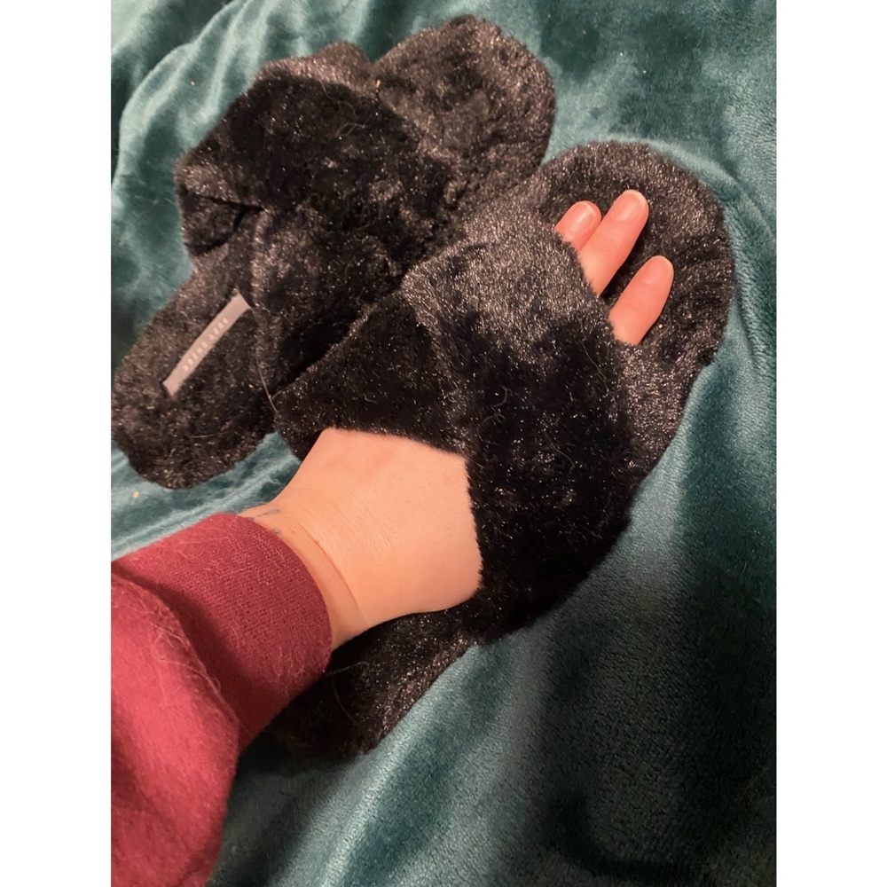 BLACK Susy shier fluffy slippers Size M/L